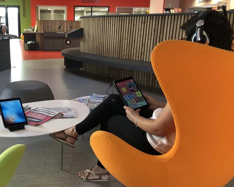 Un coin d’écoute munki à la bibliothèque de Lézignan-Corbières