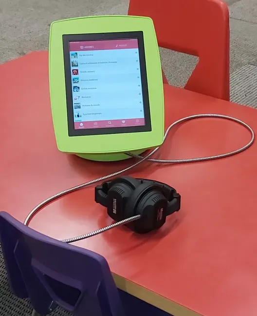 Un coin d’écoute munki dans une bibliothèque du Québec
